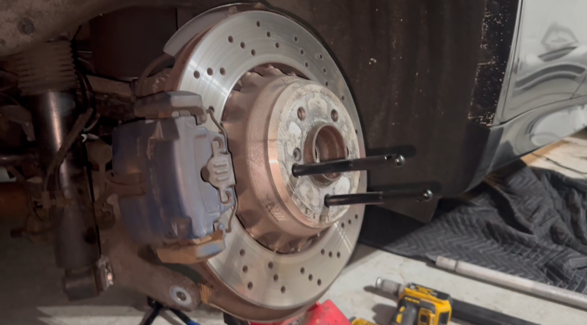 Knuckle jacking position — axle angling down